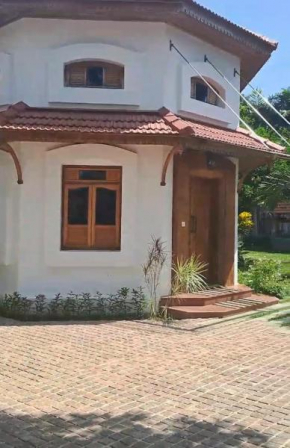 JC Dale pool villa